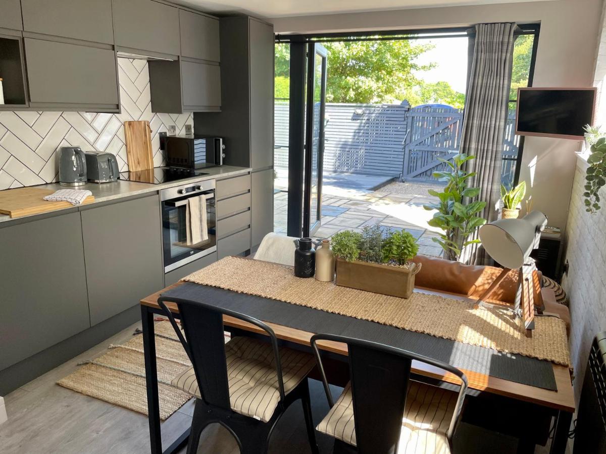 Stylish, Central Studio With Kitchen & Large Deck Fort William Exteriér fotografie